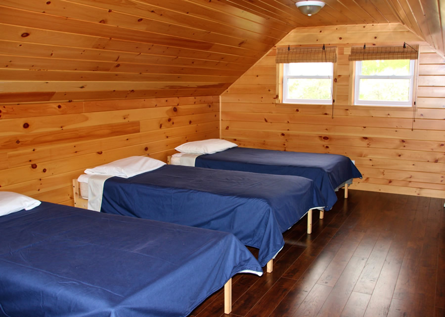 Chemong #2 Cabin with 3 Single Beds in Loft - Fernleigh Lodge